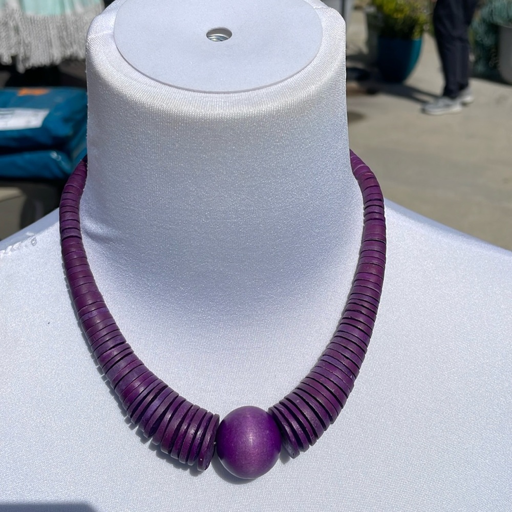 Purple wooden necklace - turn close
